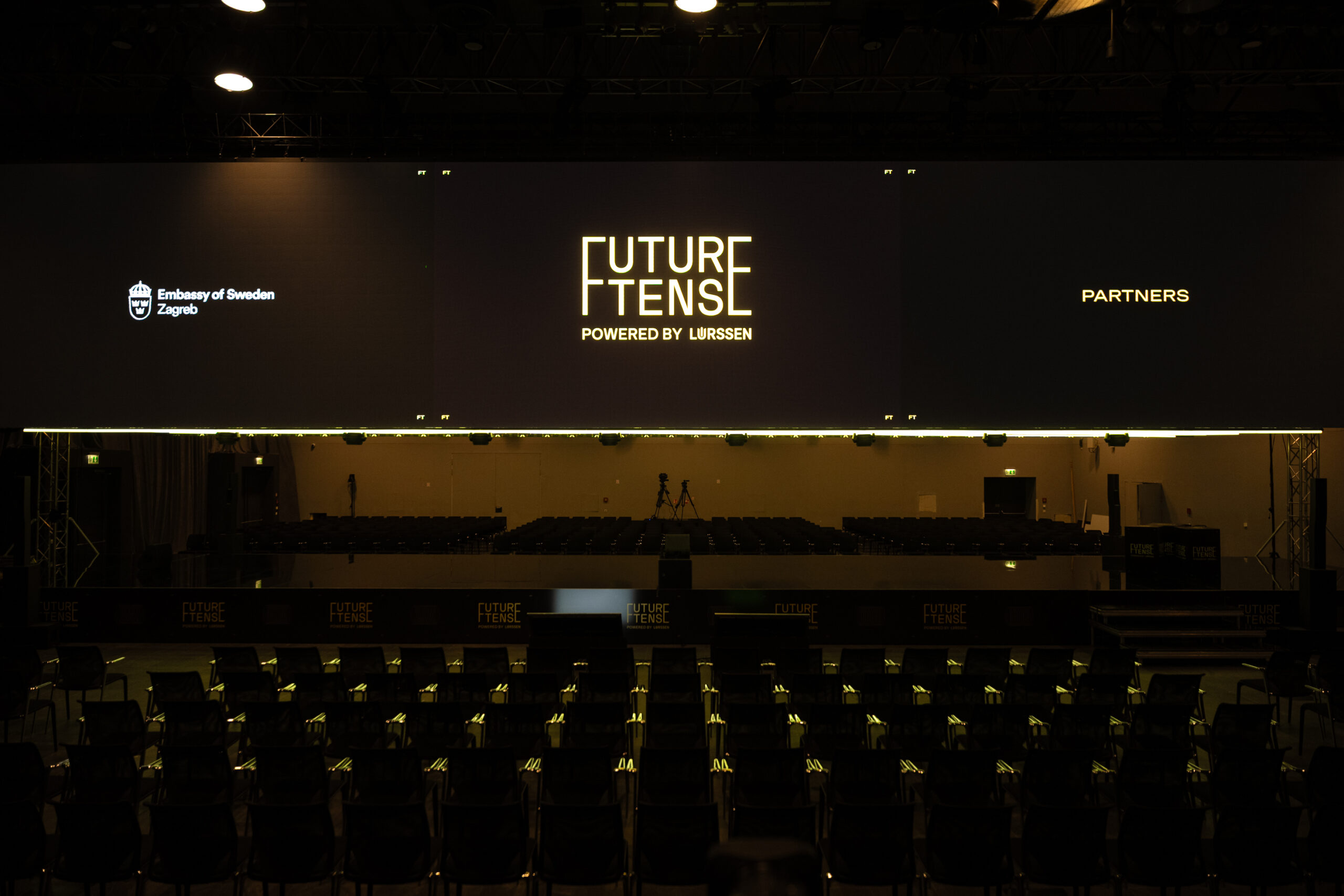 future tense scenografsko rjesenje